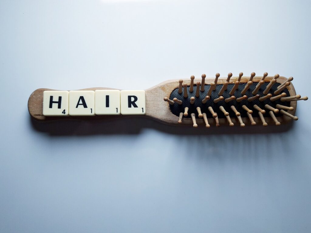 Comment préserver la beauté de vos cheveux en nettoyant correctement votre brosse ?